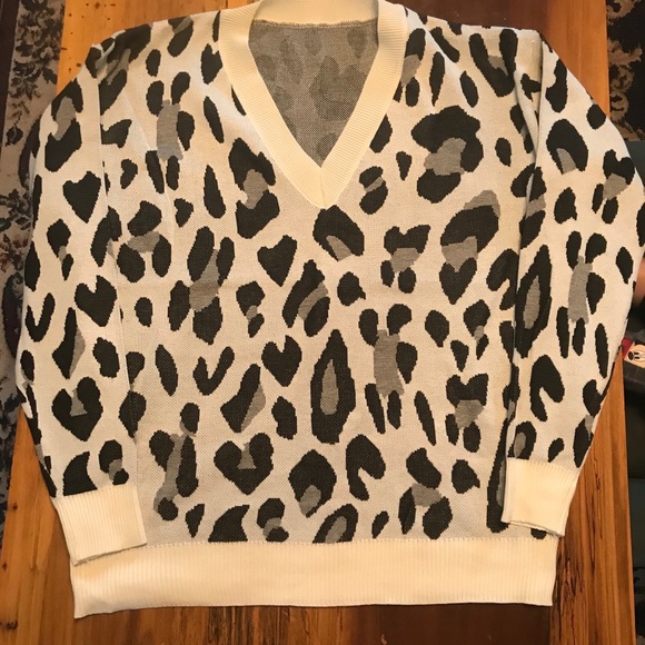 🎉HP🎉White Cheetah Print V Neck Sweater! - Picture 2 of 6